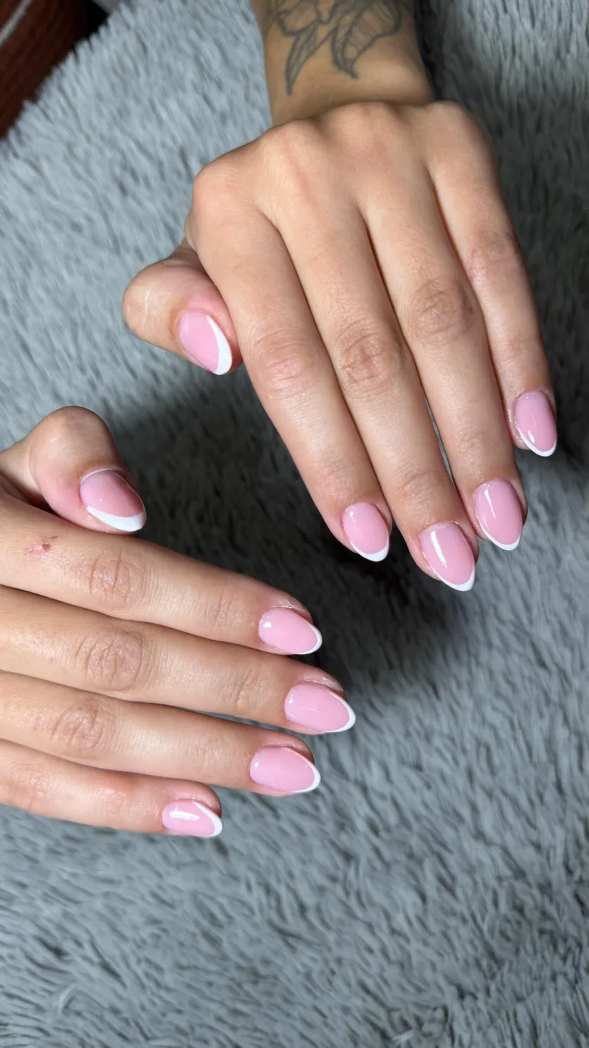 Manicure con francés rosa terminado en Valiente Estudio de Belleza