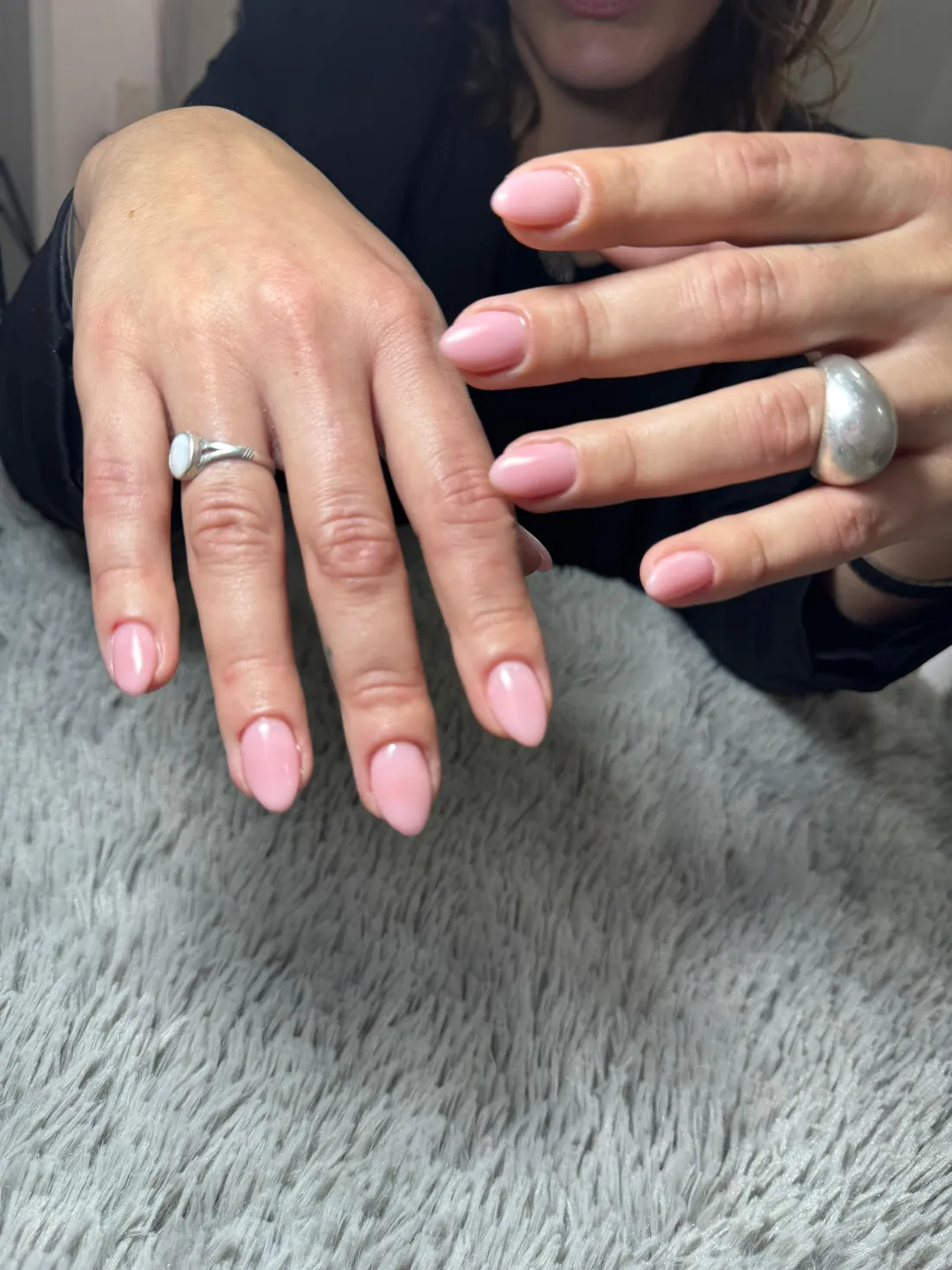 Manicure en tono rosa con anillos