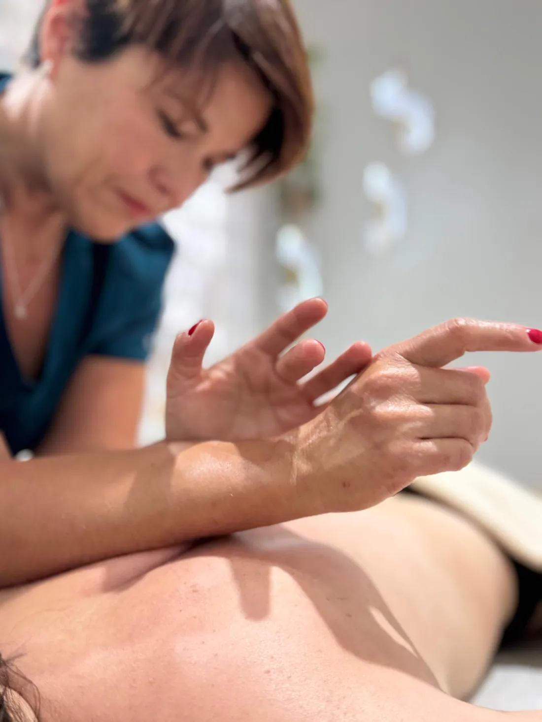 Masaje descontracturante de cuello y hombros en Valiente Estudio de Belleza