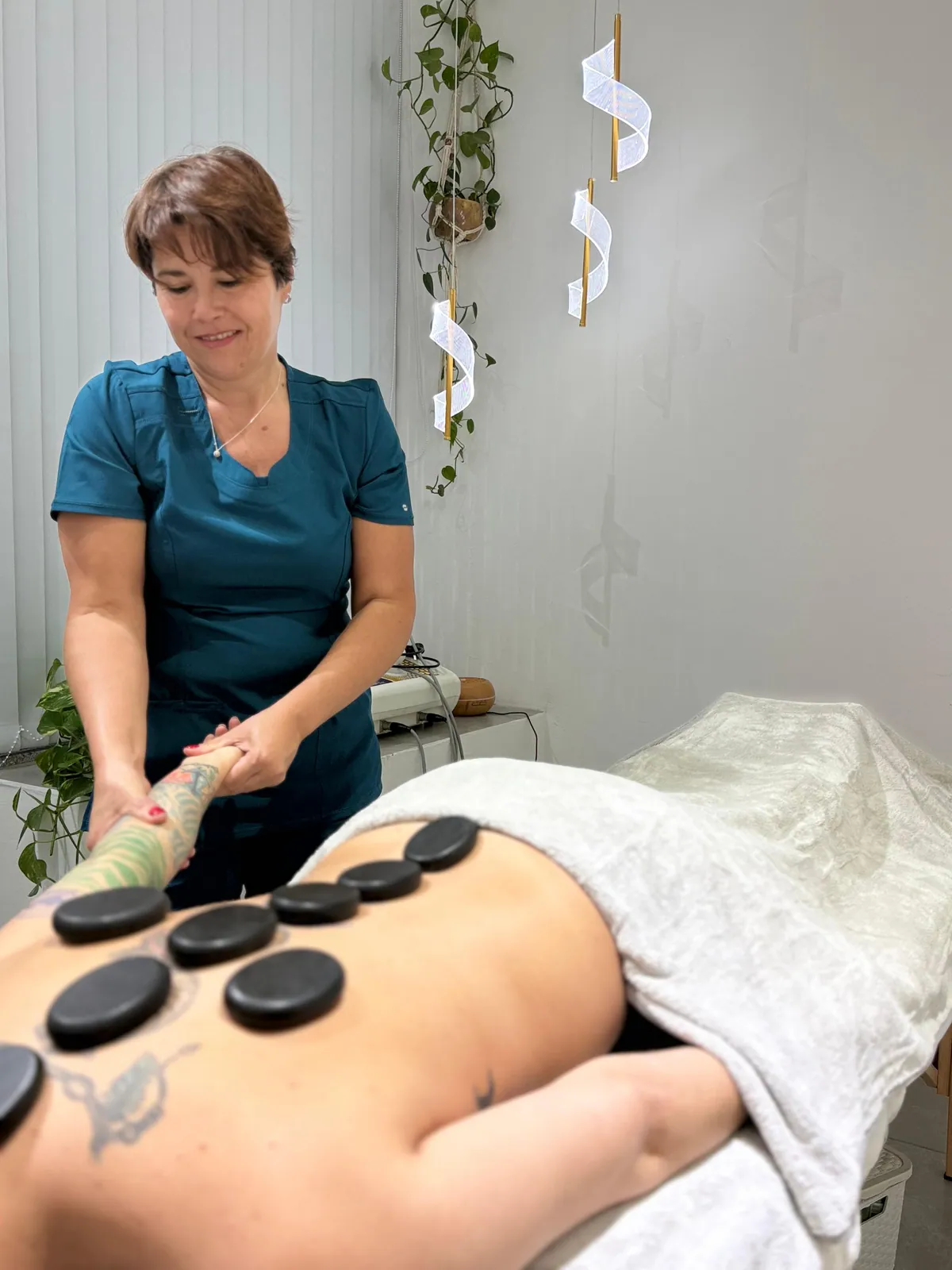 Piedras Calientes en Valiente Estudio de Belleza